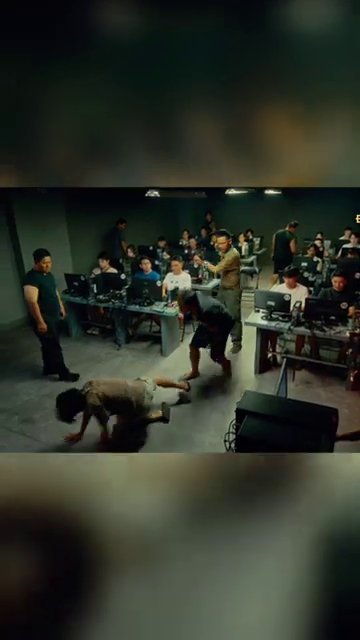 Một khung cảnh căng thẳng, nơi quyền lực và sự phục tùng được thể hiện rõ ràng.