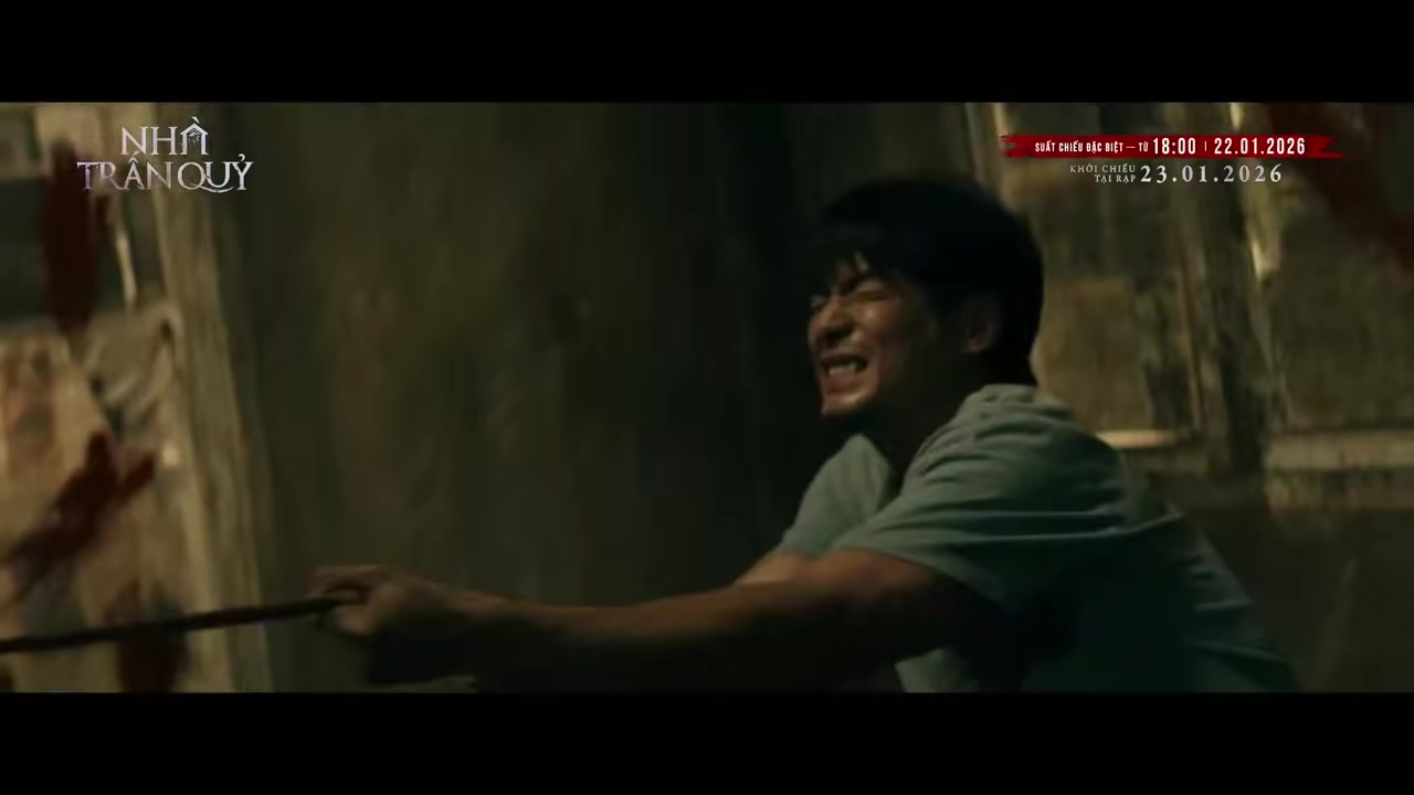 Khoảnh khắc một nhân vật đang đưa ra lời khuyên hoặc cảnh báo với thái độ nghiêm túc.