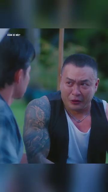 Khoảnh khắc mở đầu với ánh sáng mờ ảo, chuẩn bị cho một câu chuyện được kể.