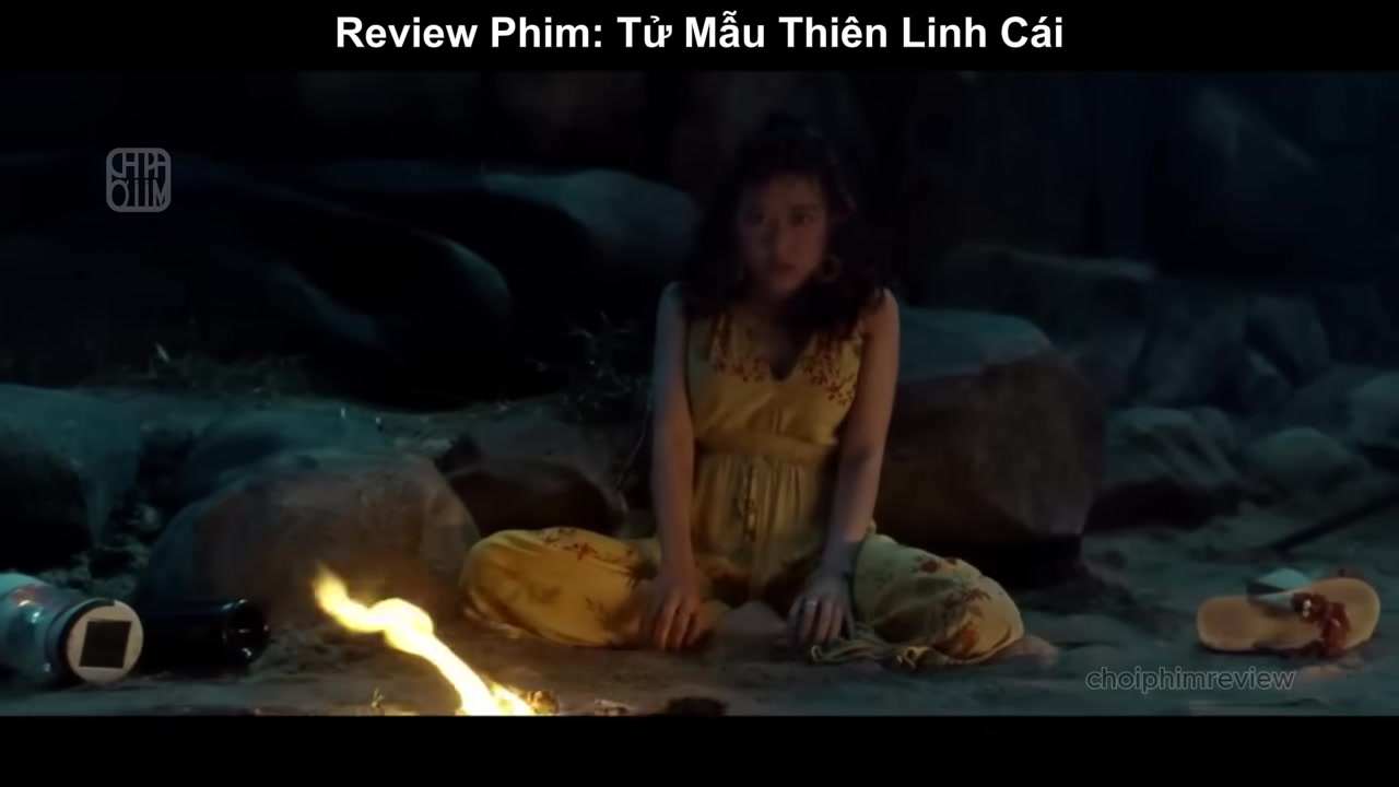 Cảnh ngôi miếu cổ âm u, nơi chứa đựng bí mật về lời nguyền và các nghi lễ tà thuật.