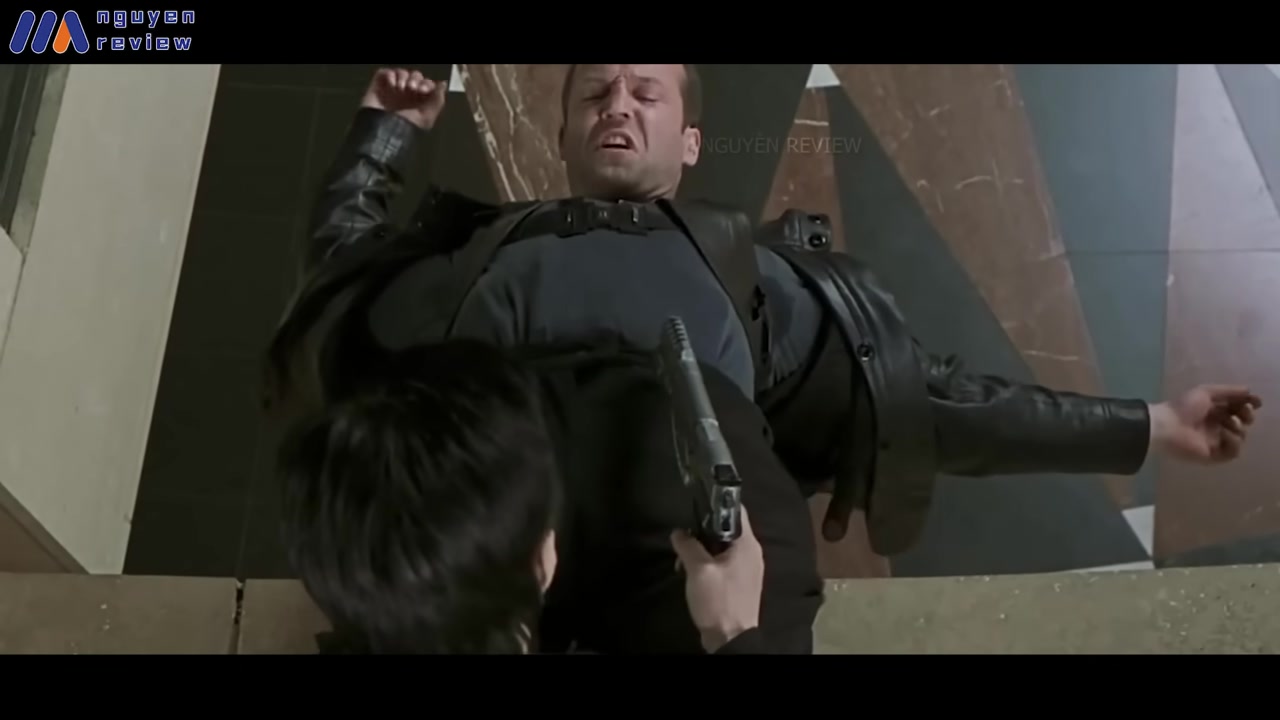 Cảnh sát đa vũ trụ Evan Funsch (Jason Statham) trong một phân cảnh truy đuổi căng thẳng.