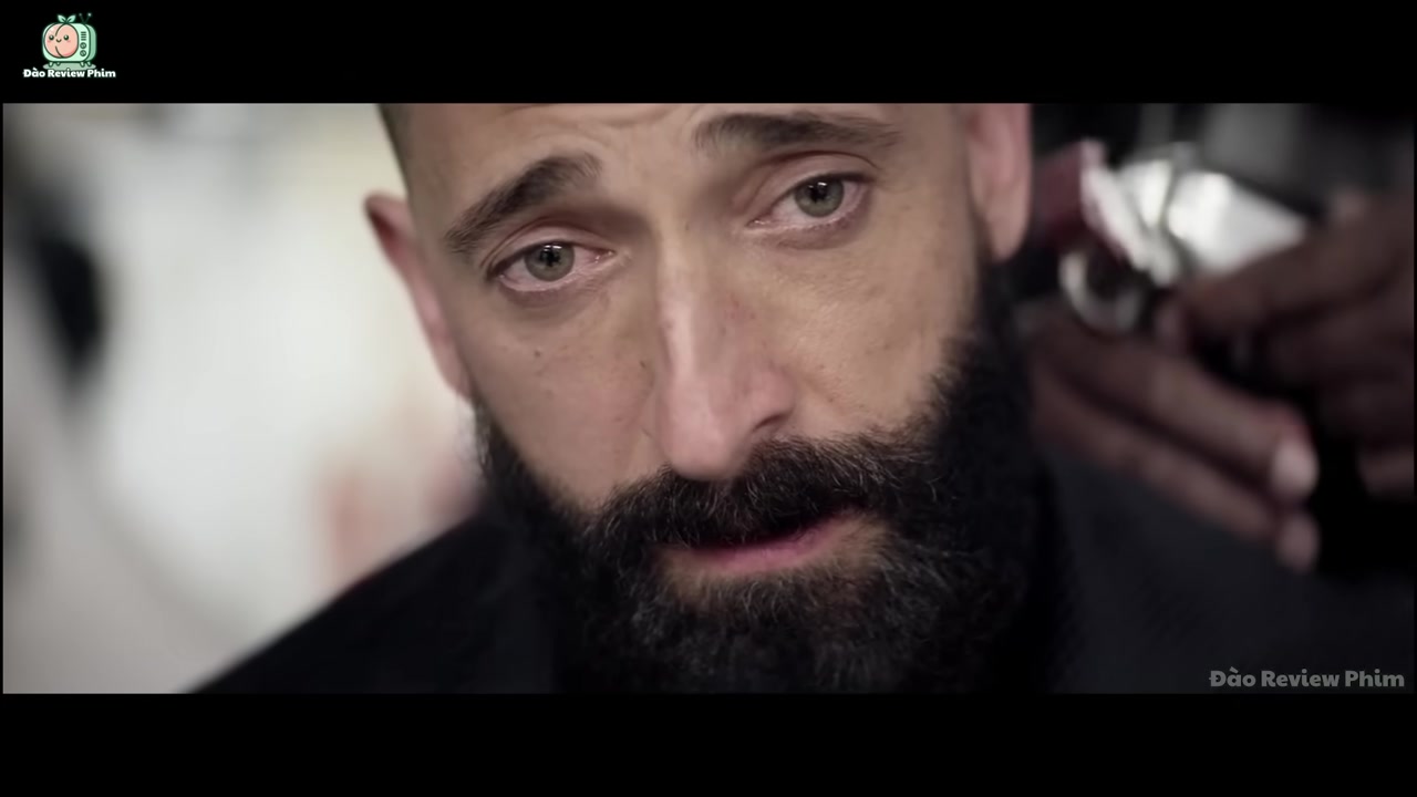 Người đàn ông tên Kênh bước xuống từ chiếc xe tải chở rác, khởi đầu một ngày làm việc tại Utica.