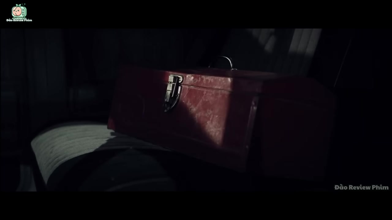 Kết thúc có hậu: Cô bé Đại Anna tung tăng trên chiếc xe đạp màu hồng, trong khi Kênh trở lại với công việc dọn rác thầm lặng.