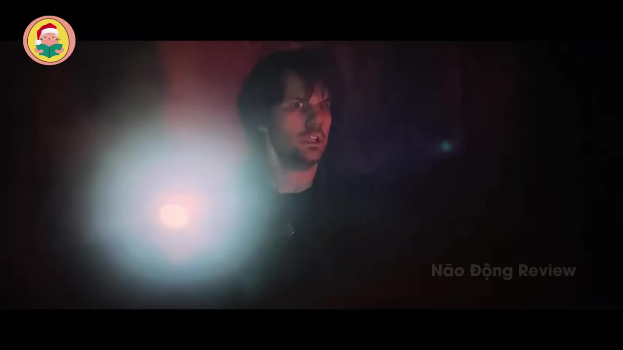 James cầm bức thư từ Mary dưới ánh đèn mờ, khuôn mặt đầy xáo trộn giữa hy vọng và tuyệt vọng.