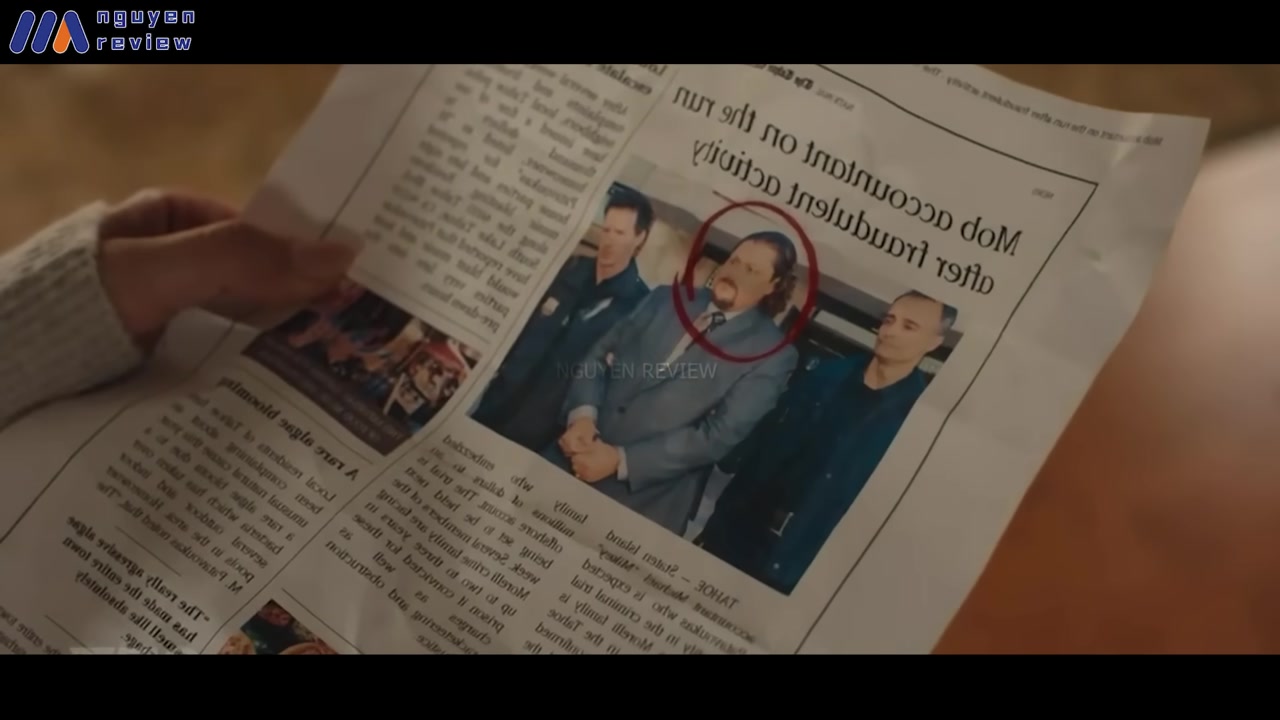 Cảnh Maria cầm mẩu báo cắt, gương mặt đầy nghi hoặc và sợ hãi khi nhận ra sự thật.