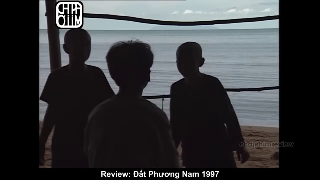 Cảnh kết với hình ảnh ba chàng trai trẻ quyết tâm bước tiếp trên con đường đấu tranh, mang theo hi vọng và lý tưởng.