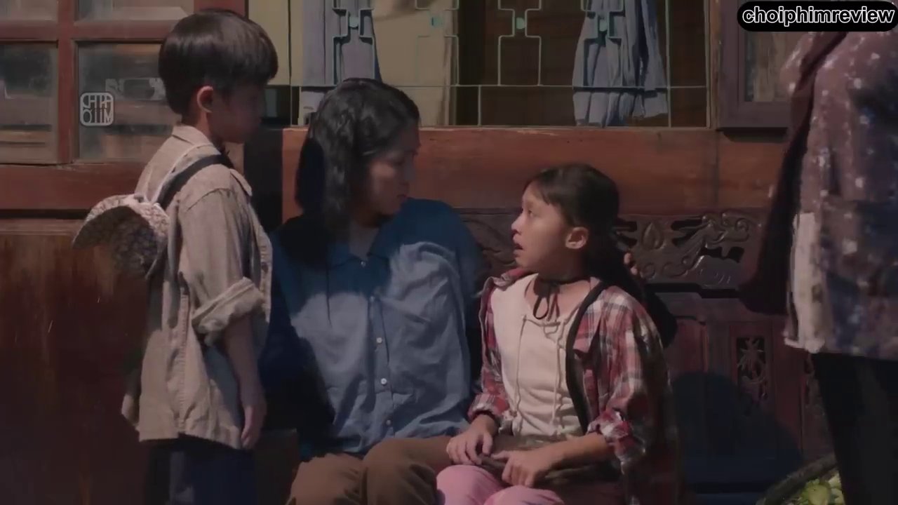 Khoảnh khắc đầy xúc động khi ông Sáng lặng lẽ nhìn con gái rời xa mái nhà nghèo khó để theo mẹ ruột.