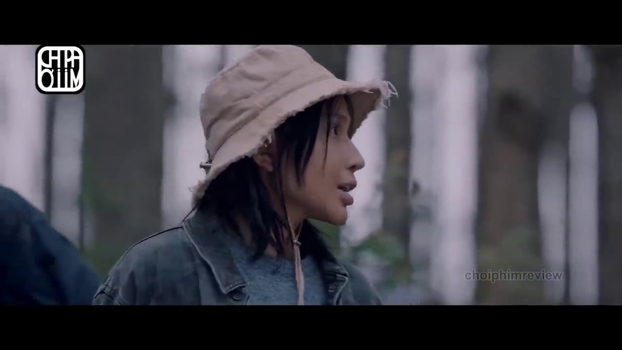 Cảnh thầy pháp dùng pháp khí dò tìm long mạch và phát hiện ra sự bất thường từ ngôi mộ bí ẩn.