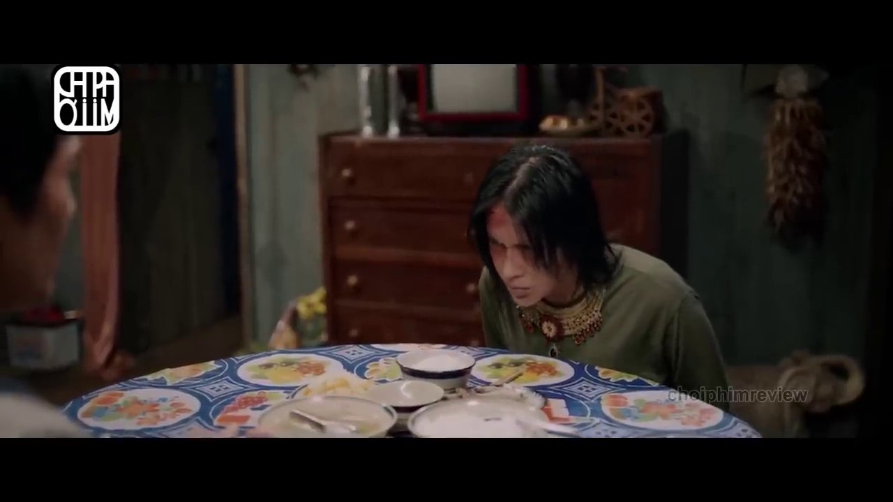 Khoảnh khắc kinh hoàng khi Quang phát hiện vợ mình, nay đã bị ác linh nhập, đang ăn thịt sống trong bếp.