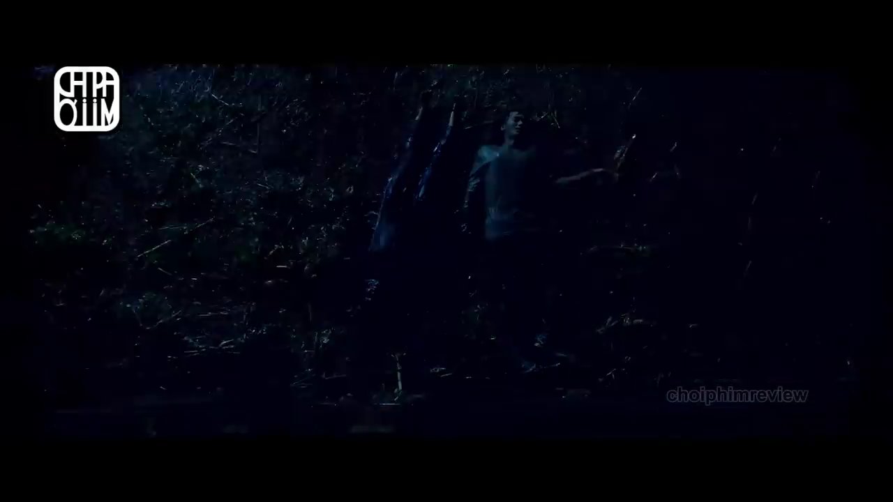 Cảnh Quang vật lộn tuyệt vọng với ác linh trong hình hài vợ mình, một cuộc chiến đầy giằng xé về tình cảm và thể xác.