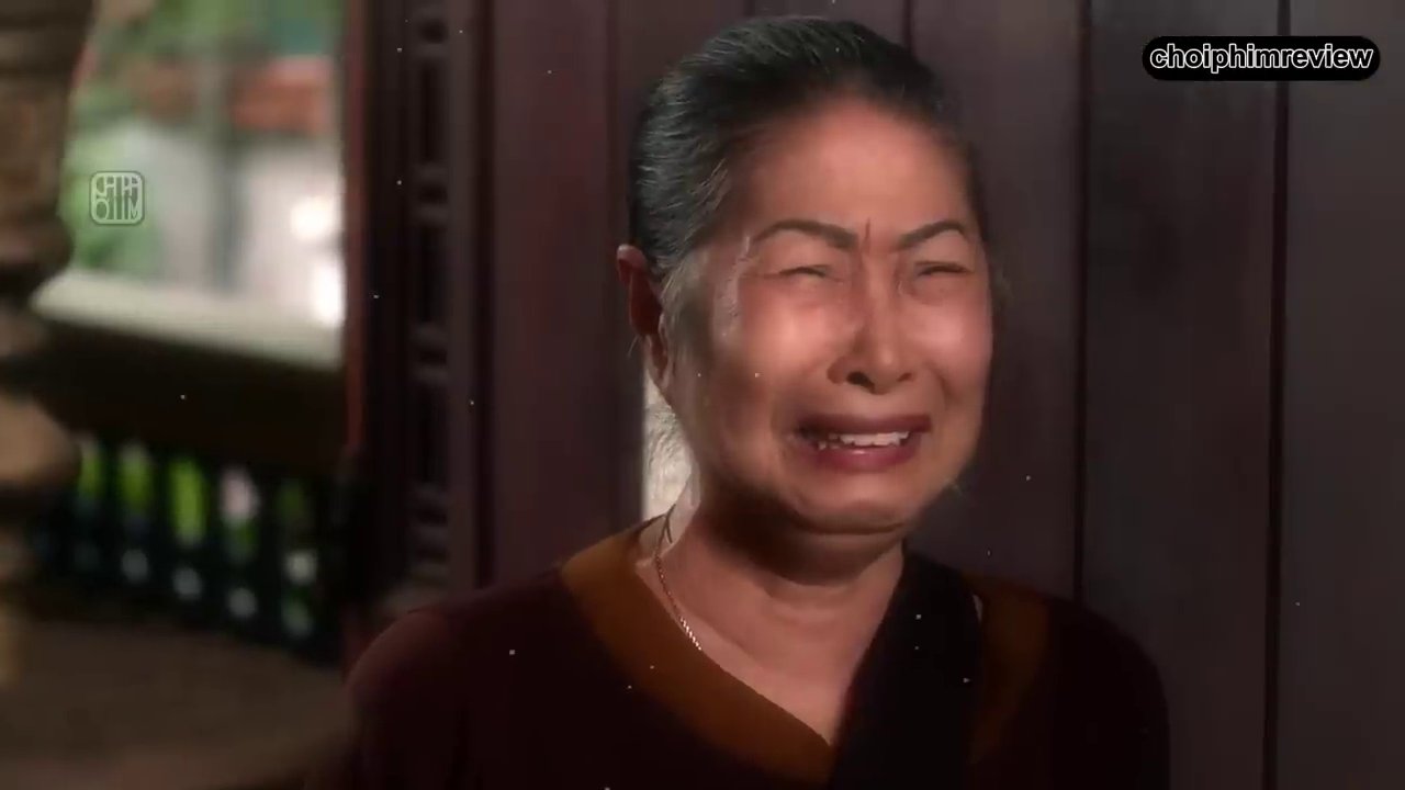 Hình ảnh gia đình nhỏ gồm ông Sáng, bà Hai, bà Gái và ba đứa trẻ trước căn nhà tạm bợ.