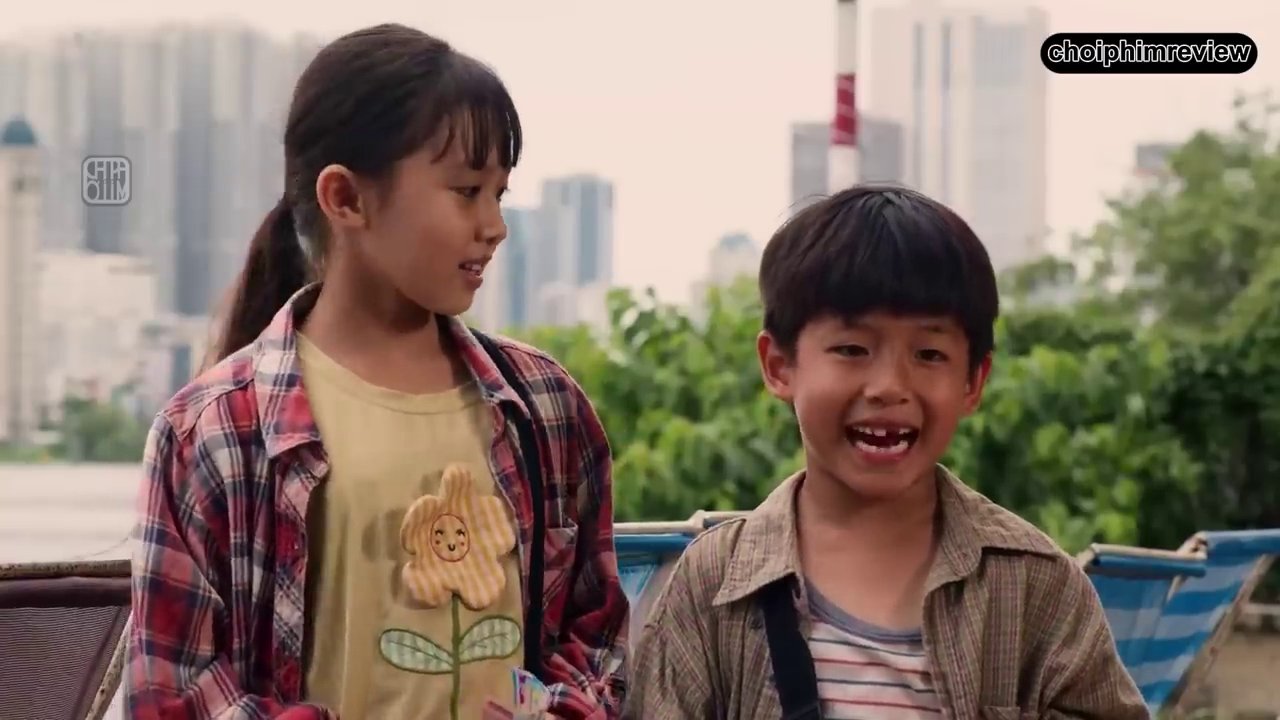 Cảnh ông Sáng chở con gái Nhí đến trường trên chiếc xe cũ kỹ, một hình ảnh quen thuộc của sự lam lũ.