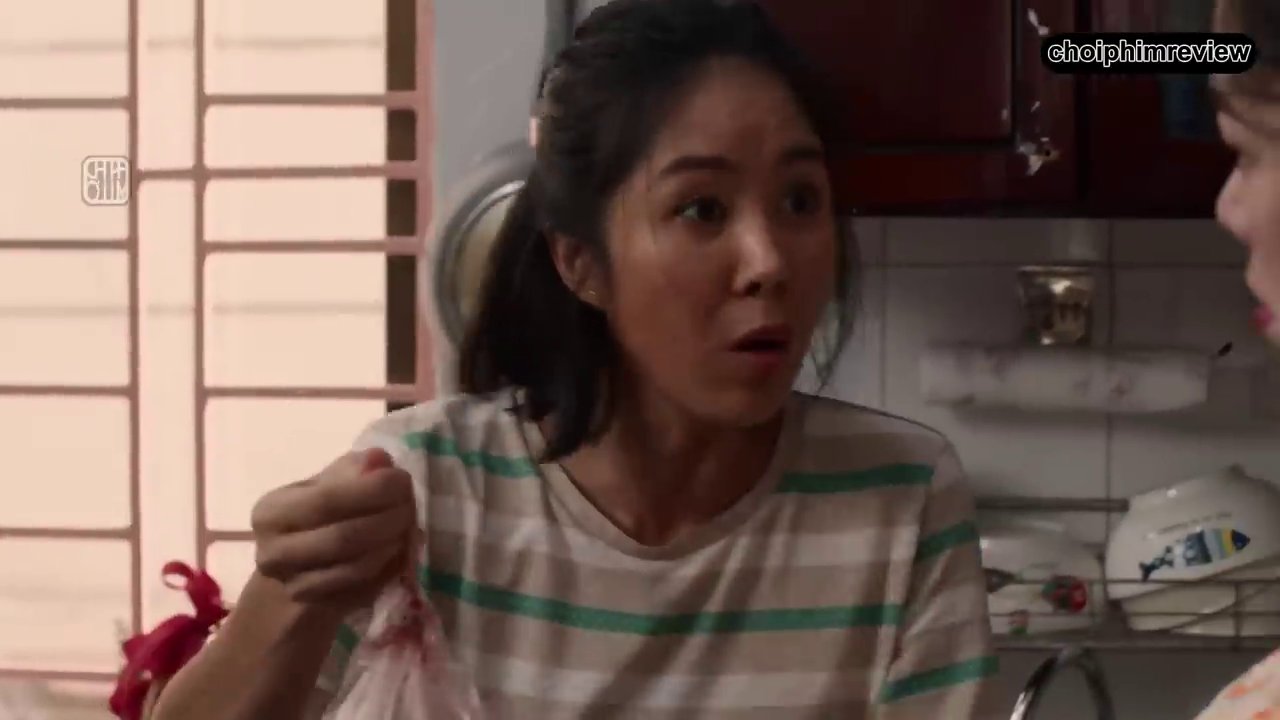 Cảnh bà Gái khéo léo trình bày nguyên liệu nấu ăn với bà chủ nhà, minh bạch từng đồng tiền.