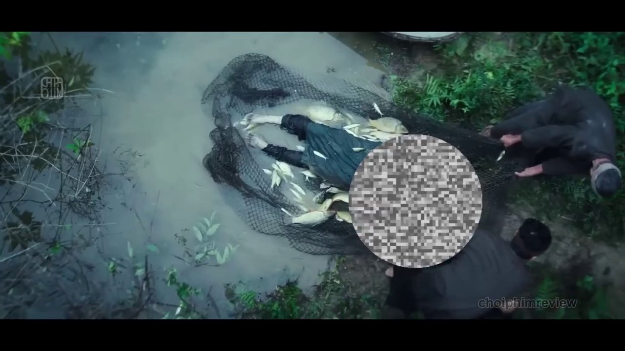 Toàn cảnh ngôi làng nhỏ với bầu không khí u ám, nơi những vụ án mạng không đầu liên tiếp xảy ra.