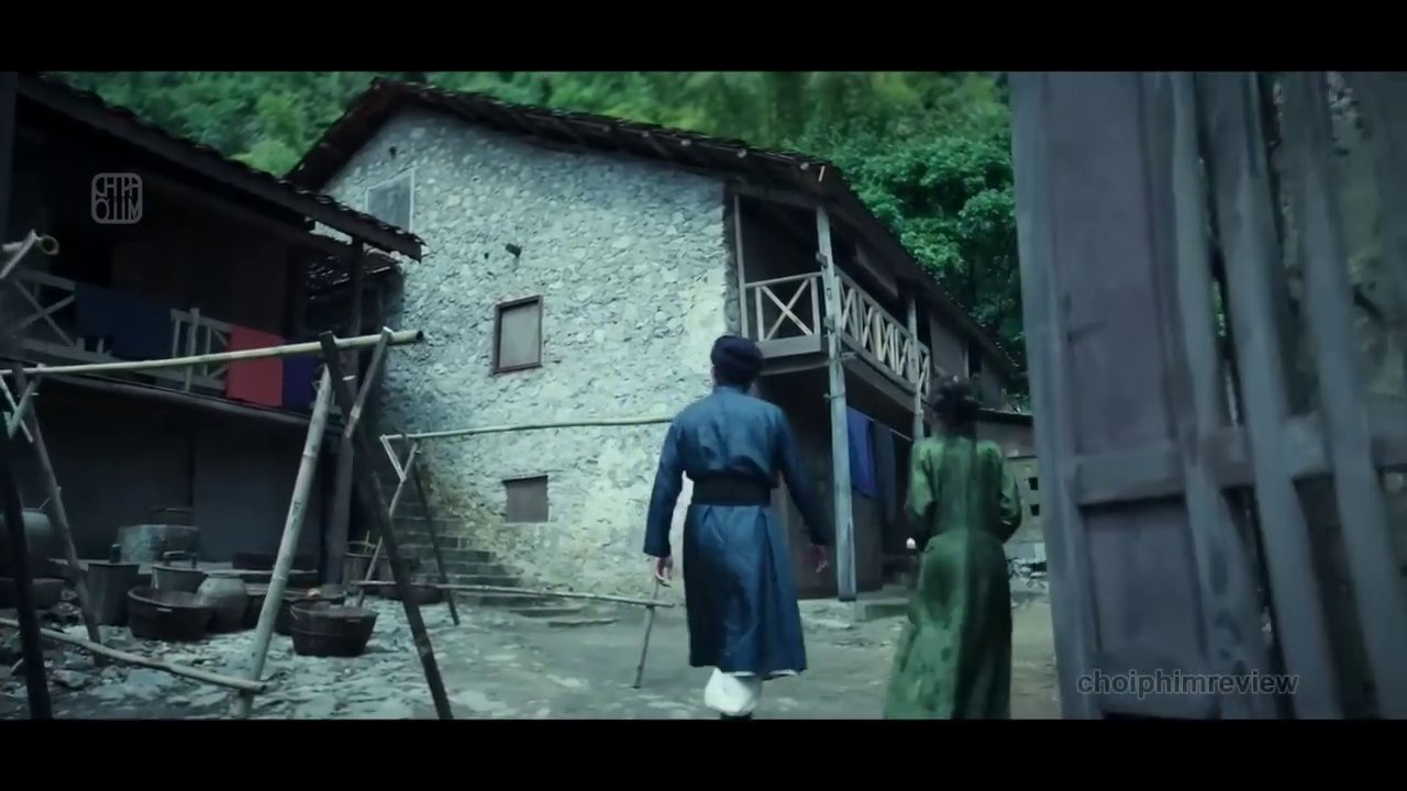 Thám tử Kiên bắt đầu điều tra tại nhà ông Vinh, nơi không khí có phần căng thẳng và dồn nén.