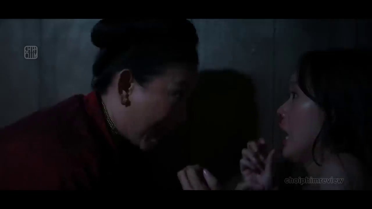 Cảnh thác nước trong rừng sâu - nơi manh mối dẫn đến và cũng ẩn chứa nhiều hiểm nguy.