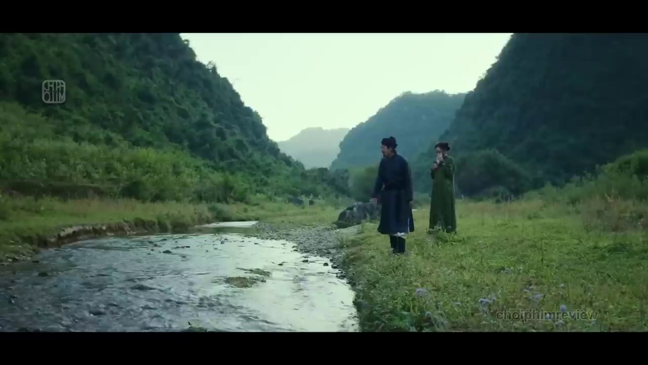 Thám tử Kiên cầm nén hương trên tay, ánh mắt nghi hoặc khi phát hiện ra bí mật chết người bên trong.