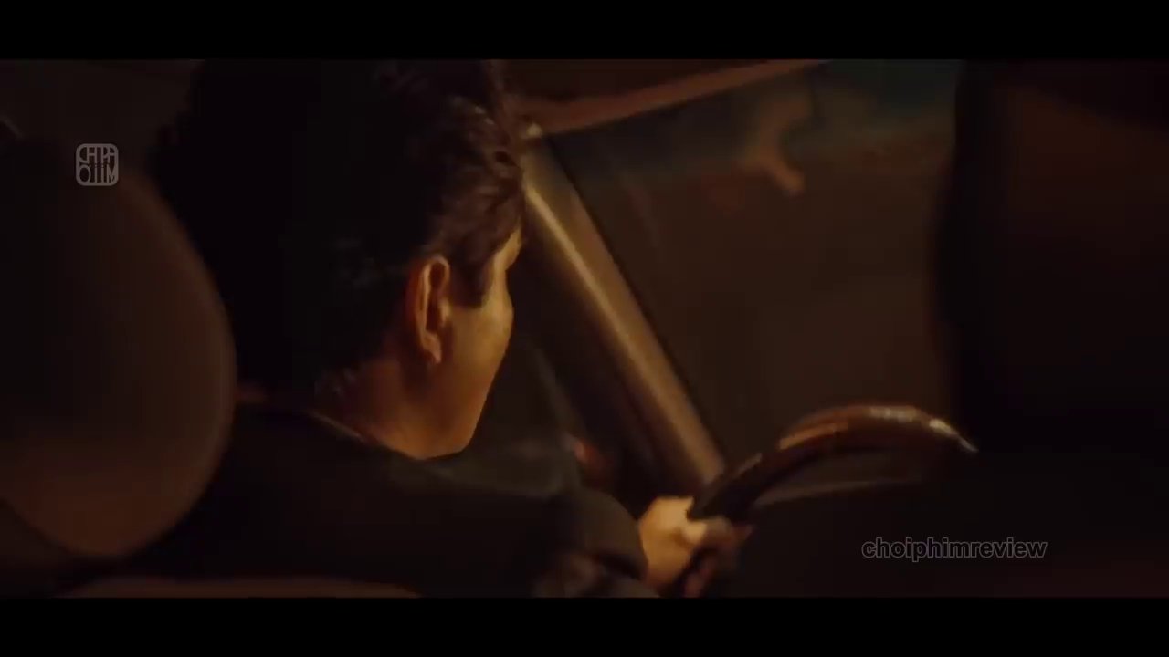 Cảnh mở đầu với cuộc cãi vã căng thẳng giữa Sơn và Ánh trên xe.