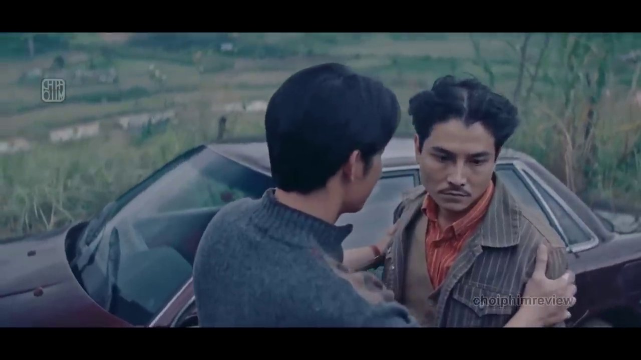 Cảnh Xuân trong cơn điên loạn, đối diện với những tác phẩm nghệ thuật của chồng.