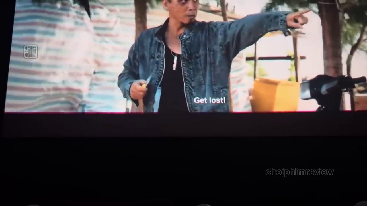 Cảnh chợ cá nhộn nhịp nơi Tâm và Hoàng lần theo dấu vết đầu tiên của Tuấn, gặp gỡ Út Linh.