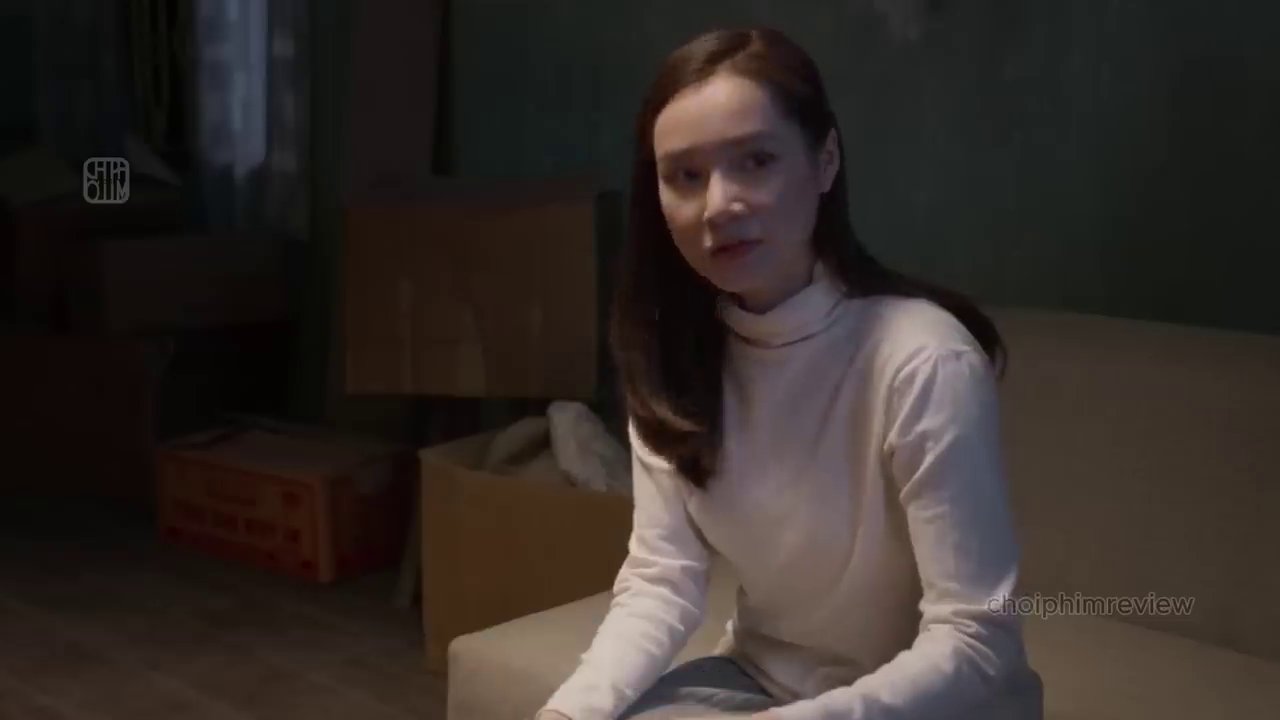 Khoảnh khắc Trang và Phong nhìn thấy nhau lần đầu qua màn hình TV, ranh giới thời gian bị phá vỡ.