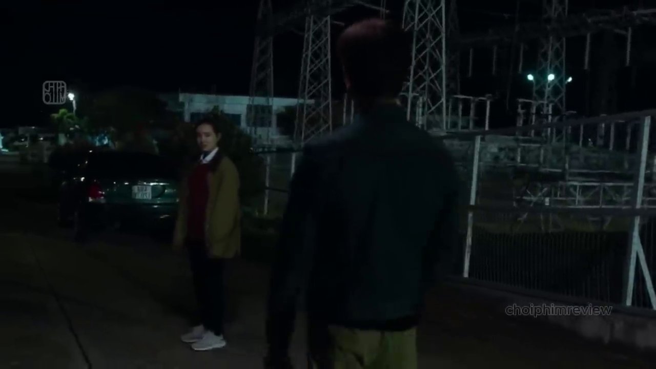 Khoảnh khắc cơn bão ập đến, tượng trưng cho sự thanh tẩy và phơi bày mọi sự thật.