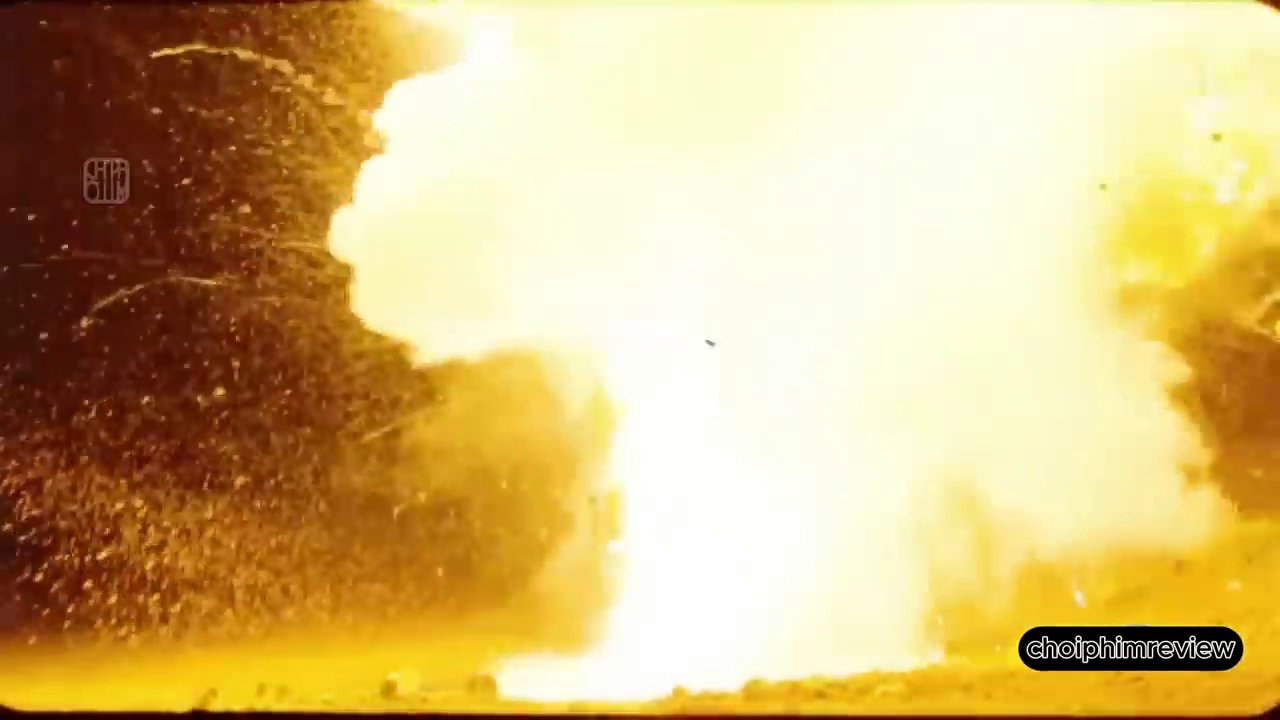 Cảnh tượng ác liệt tại bờ sông Thạch Hãn, nơi những người lính vừa phải đối mặt với bom đạn, vừa phải chứng kiến sự hy sinh của đồng đội.