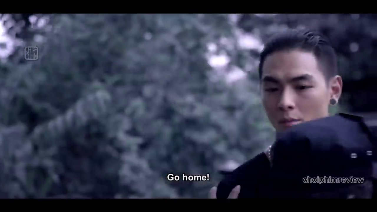 Cảnh ông bảo vệ Phúc với vẻ mặt nghiêm nghị, kiên quyết chặn nhóm Red Cat trước cổng sưởng vào ban ngày.