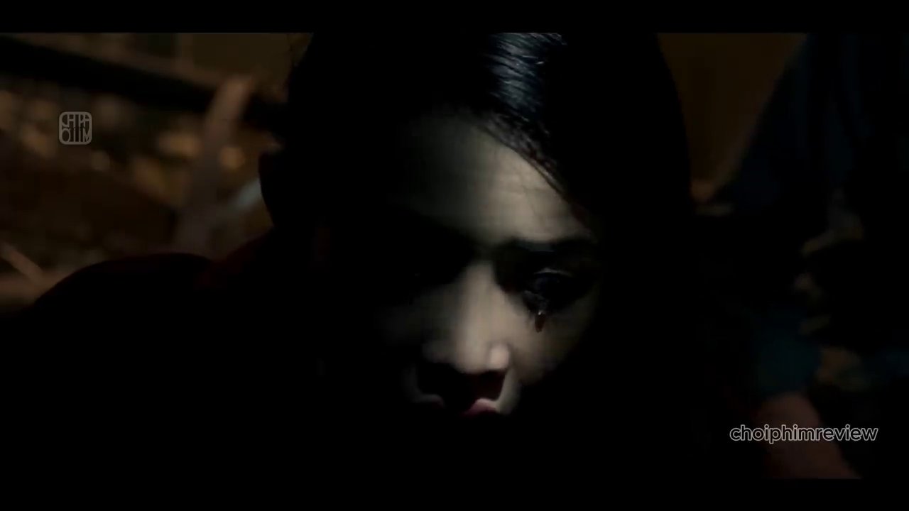 Khoảnh khắc đầy cảm xúc khi ông Phúc, với ánh mắt ngơ ngẩn và đau khổ, nhìn Như như thể đang nhìn thấy con trai mình.