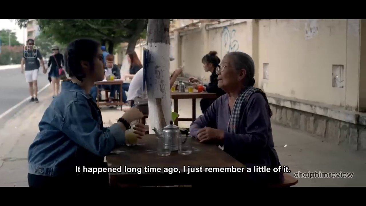 Bộ ba học sinh đột nhập phòng hồ sơ, tìm ra manh mối về cô gái tên Linh trong quá khứ.