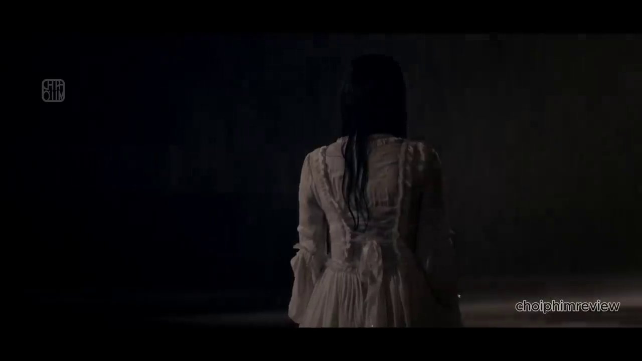 Hương đối mặt với oán hồn Linh trong nhà vệ sinh trường học, nơi màn kịch cuối cùng được dàn dựng.