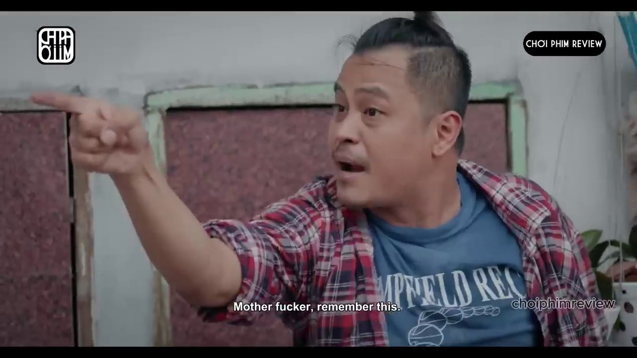 Cảnh tượng vừa hài hước vừa đáng thương khi các nhân vật cố gắng ngủ tại miếu thờ để được Thần Tài báo mộng cho số đề.