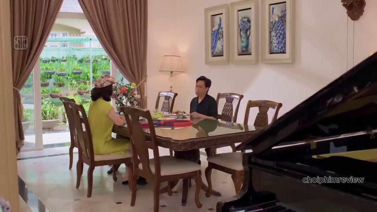 Cảnh Nam (phải) và Trang (trái) trong bữa cơm gia đình, bề ngoài hòa thuận nhưng ẩn chứa nhiều điều không nói.