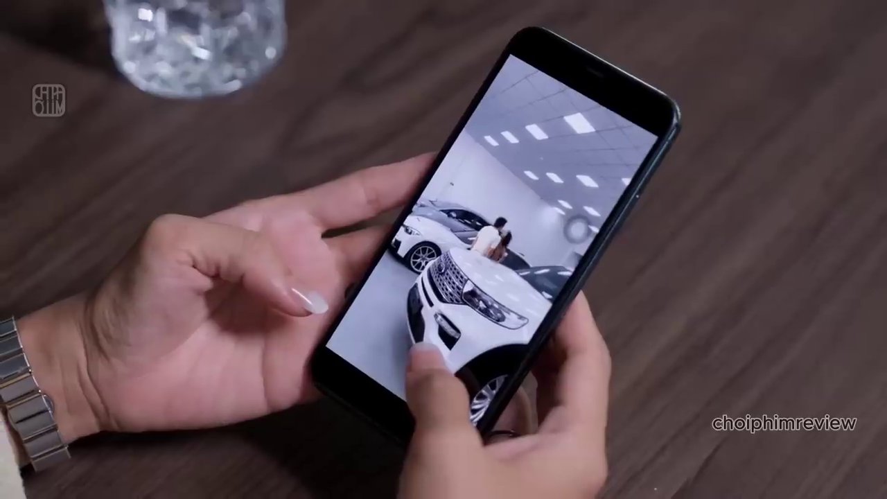 Cảnh Nam (trái) đang thao túng tâm lý, dùng những lời ngon ngọt để thuyết phục Trang (phải) trong phòng ngủ.