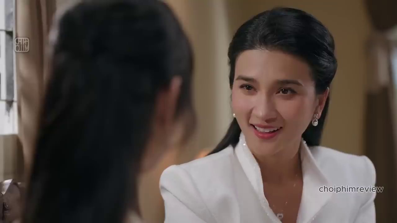 Cảnh Jenny đi khám thai định kỳ, gương mặt lo lắng nhưng không biết mình đang bị lợi dụng trong một âm mưu lớn hơn.