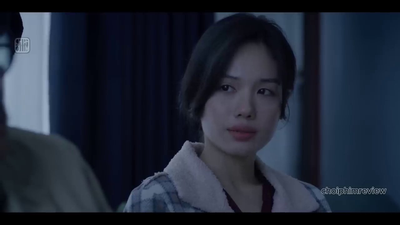 Khoảnh khắc Vĩ đối diện với hài cốt của cha mẹ trong căn hầm, toàn bộ ký ức ùa về.