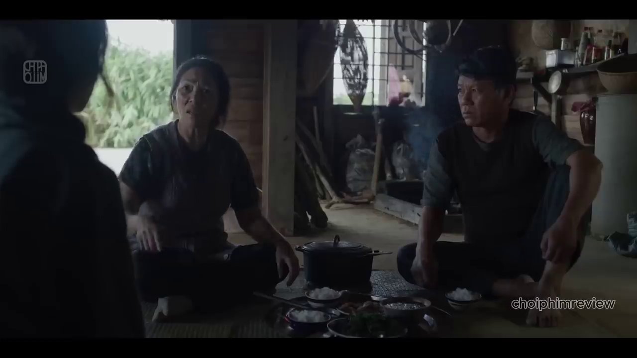 Khoảnh khắc căng thẳng khi cảnh sát tìm thấy chiếc quần của Vĩ tại hiện trường, đẩy cô vào tình thế nguy hiểm.