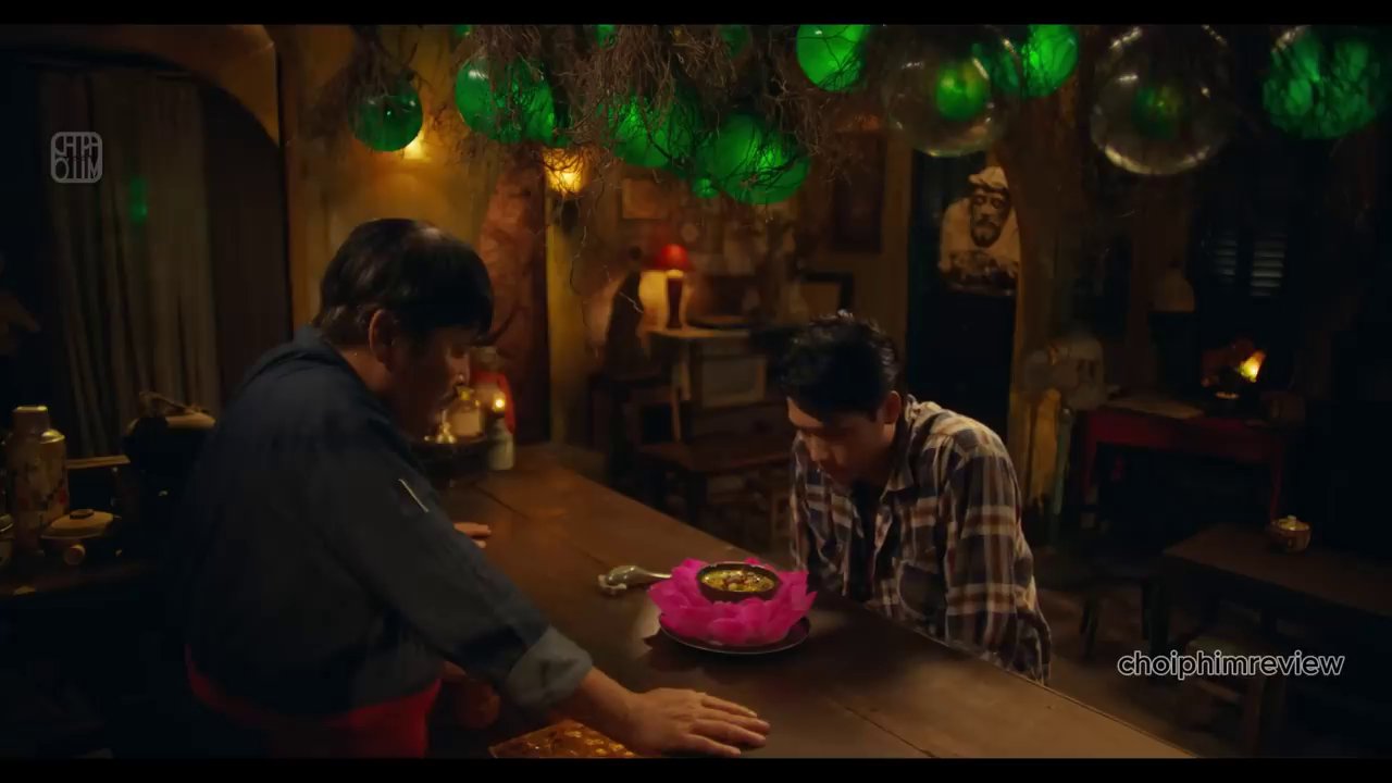 Cánh cửa gỗ bí ẩn của Tiệm Ăn Đêm - nơi chứa đựng lời hứa về hạnh phúc và cả sự trừng phạt.