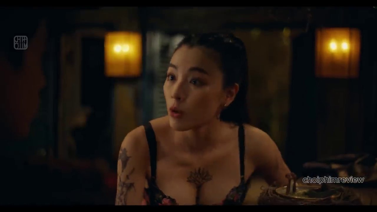 Chiếc vòng tay nam châm - biểu tượng tình yêu gắn kết nhưng cũng dễ vỡ của Ân và Vy.