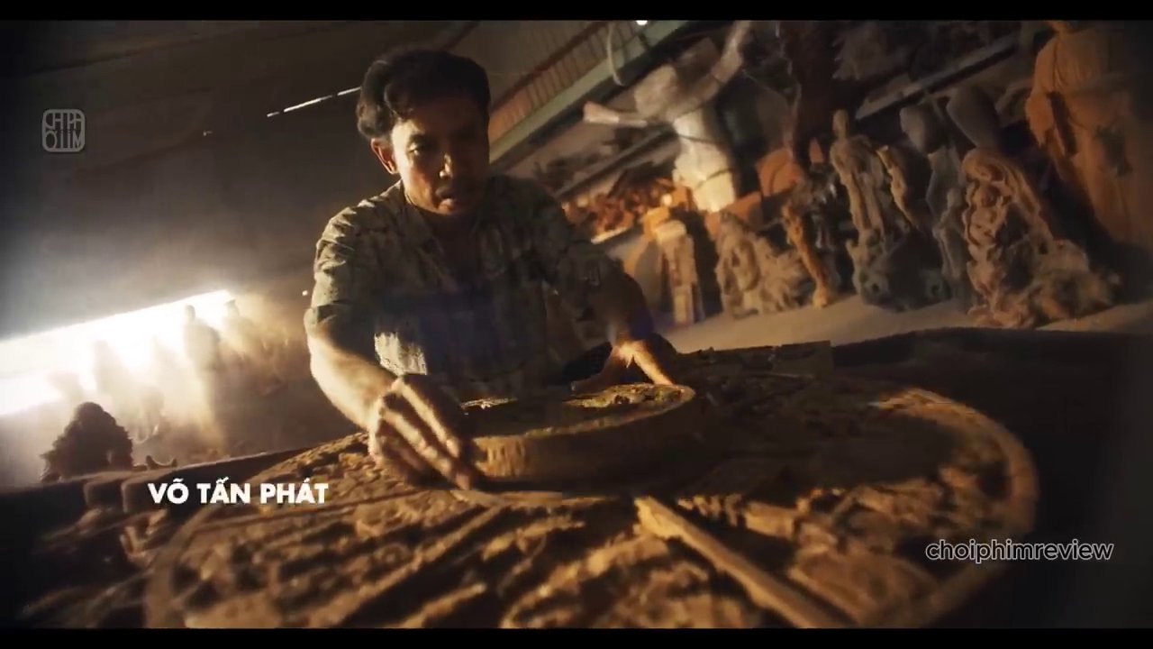 Ông Hiếu trong quá khứ - một người cha tài hoa nhưng bất lực trước hoàn cảnh, buộc phải bán linh hồn.