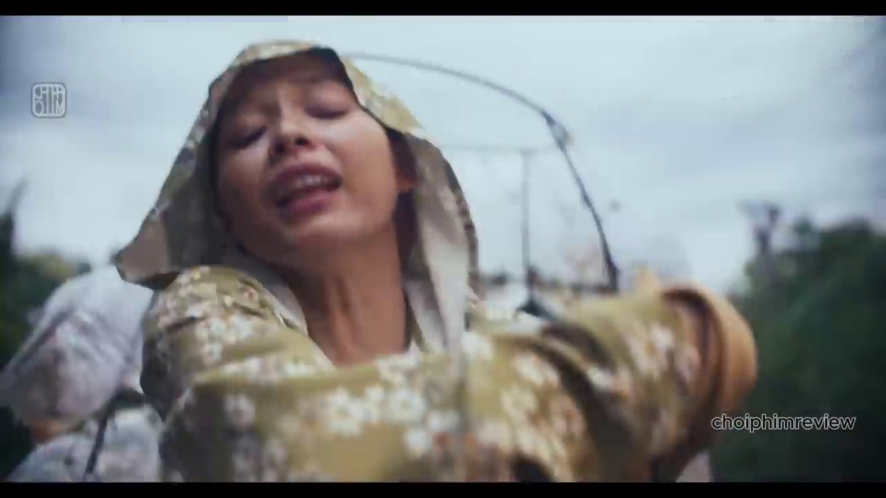 Ông chủ tiệm đau đớn chịu sự trừng phạt của thế lực bí ẩn sau cánh cửa gỗ.