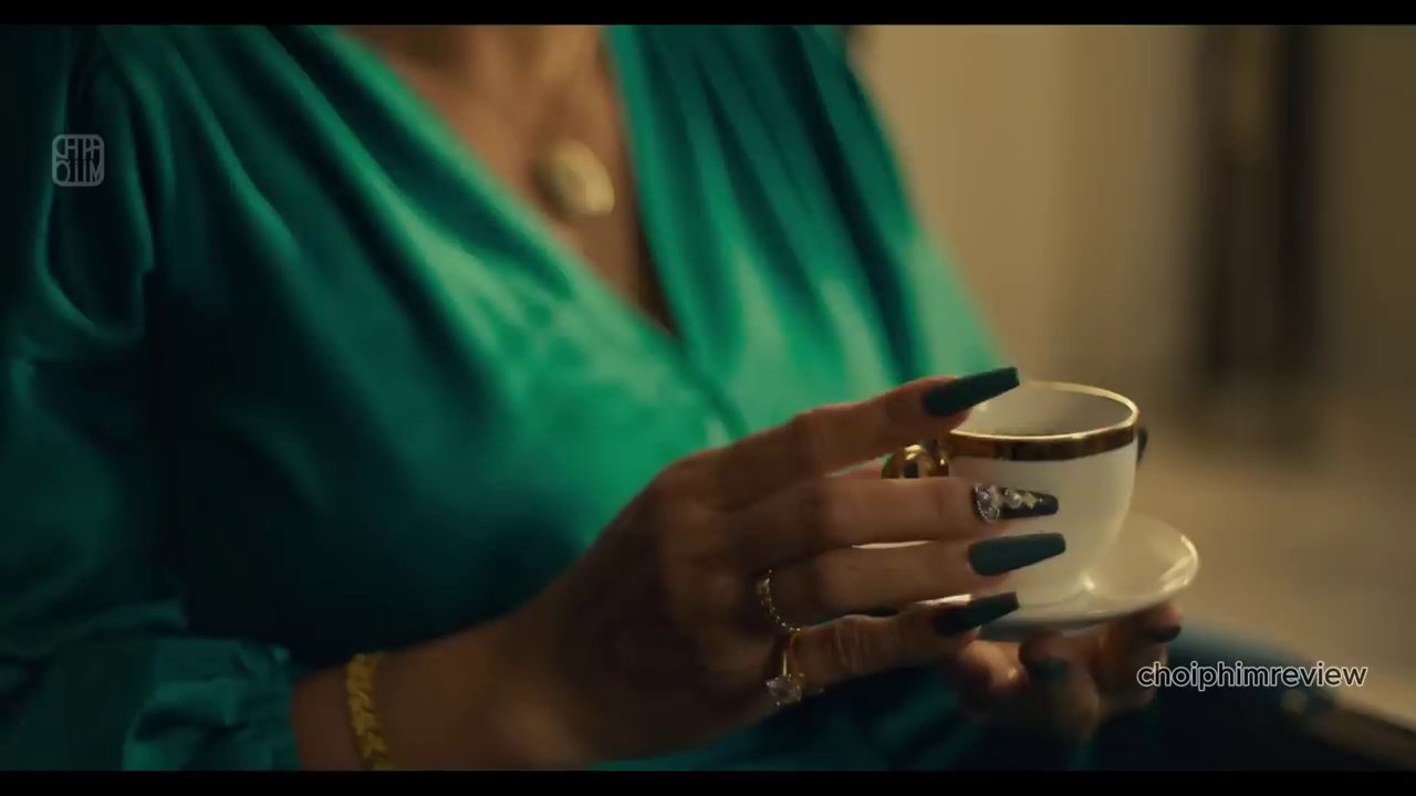 Cảnh quen thuộc của tiệm ăn đêm với ánh đèn vàng ảm đạm, nơi những số phận tìm đến.