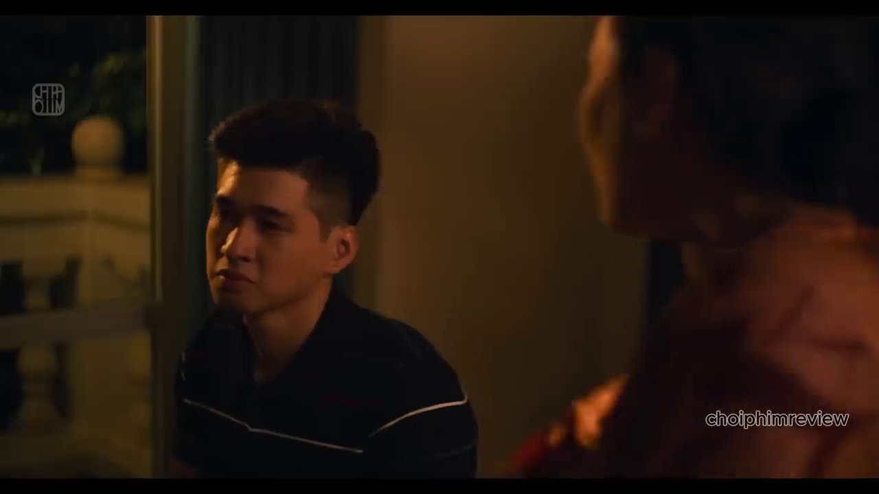 Cánh cửa gỗ bí ẩn trong tiệm ăn, biểu tượng cho thế lực đen tối mà ngay cả ông chủ cũng không thể chống lại.