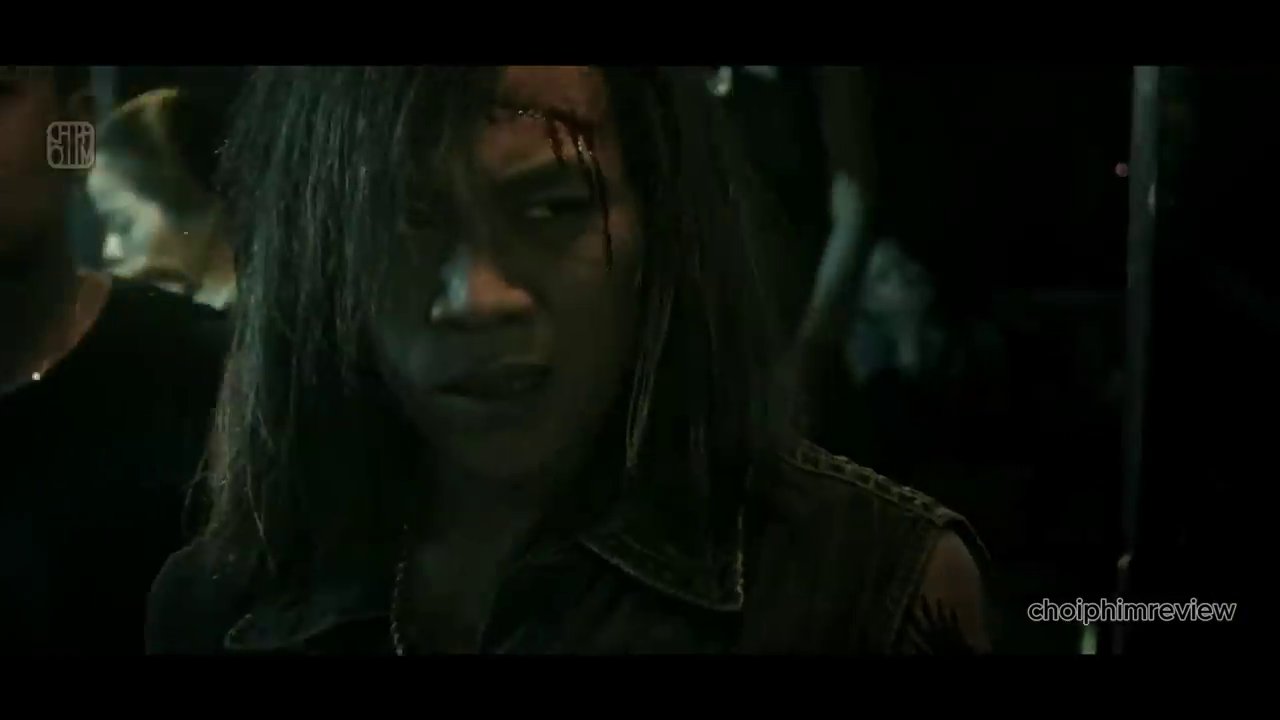 Cảnh Hai Phượng im lặng chịu trận trước sự quấy phá của người nhà kẻ bị thương, chỉ để bảo vệ hình ảnh trong mắt con gái.