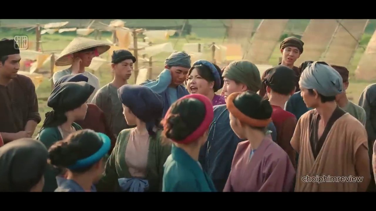 Cảnh Tí ngồi bên mẹ, ánh mắt đầy thắc mắc và mong mỏi khi hỏi về người cha chưa từng biết mặt.