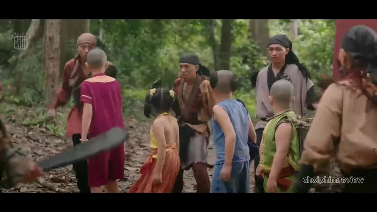 Cảnh Tí đối mặt với tên đại lực sĩ gian xảo, ánh mắt cậu bé toát lên sự bình tĩnh và thông minh khác thường.