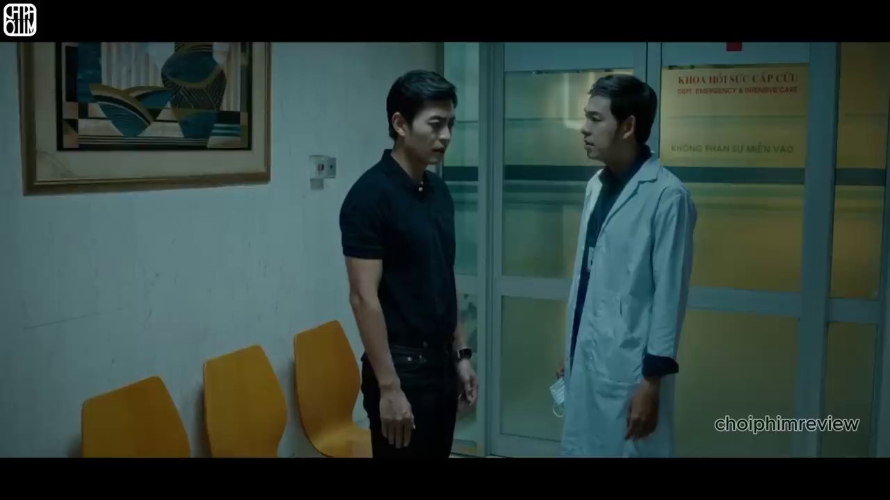 Cảnh cuối phim ám ảnh với hình ảnh bác sĩ Phương và bệnh nhân mới.