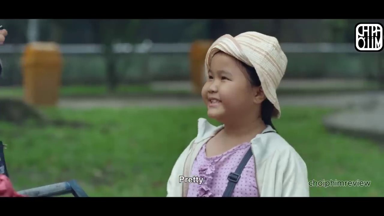 Hình ảnh hai mẹ con Mưa và Nắng trong căn nhà nhỏ, thể hiện tình mẫu tử ấm áp giữa cuộc sống khó khăn.