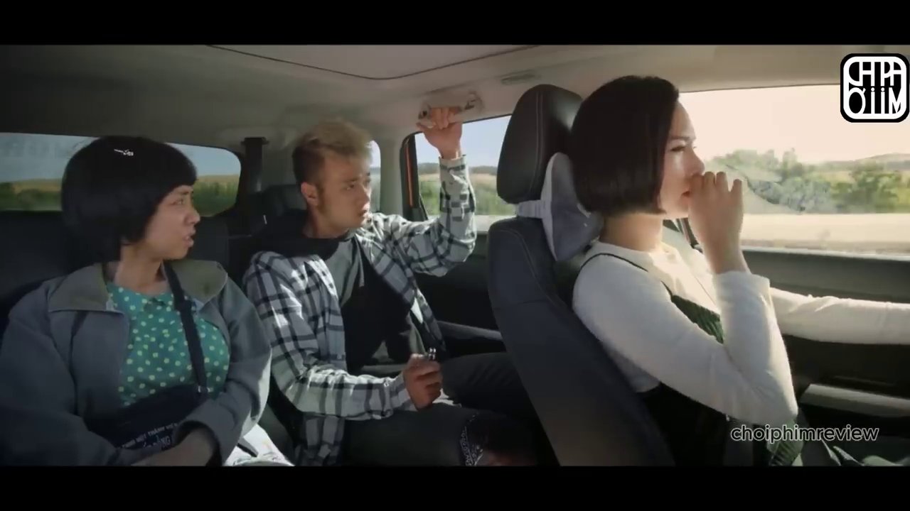 Cảnh ba người - Hoàng, Trang và Linh - cùng nhau nghỉ ngơi trong căn nhà hoang, thể hiện sự gắn kết tạm thời giữa những con người xa lạ.