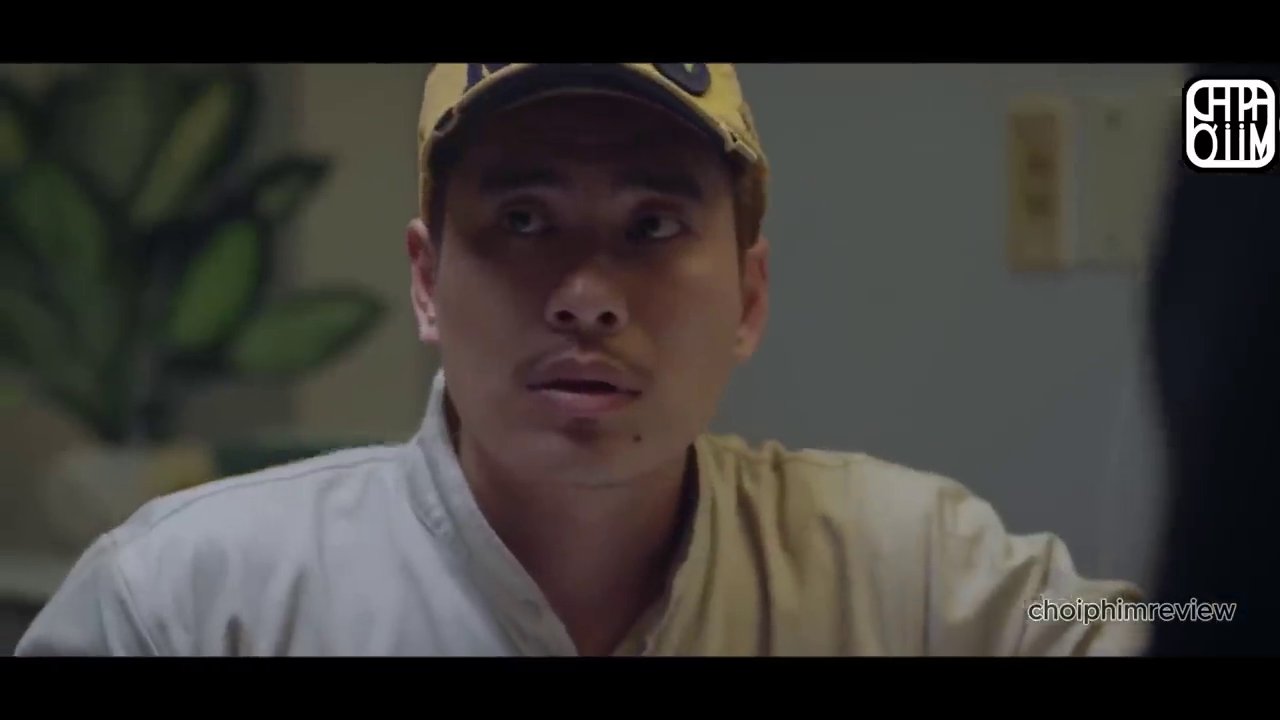 Cảnh hai mẹ con Nắng Mưa ôm nhau khóc sau khi đoàn tụ, với sự có mặt của Lâm và Tuấn.